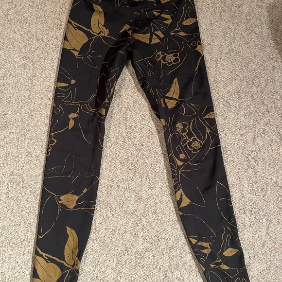 Nike gold and black spandex leggings for yoga - Picture 6 of 6